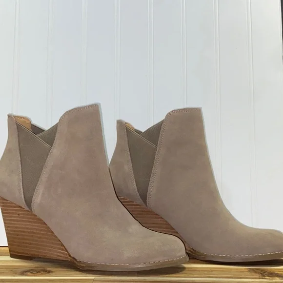 🍀Lucky Brand Youse Taupe Suede Chelsea Wedge Ankle Booties- Women’s 9M - Picture 3 of 9